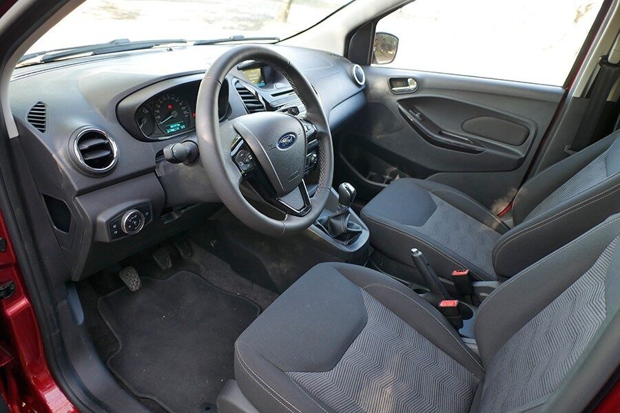 El interior del Ford Ka+ es acogedor y práctico, con materiales correctos.