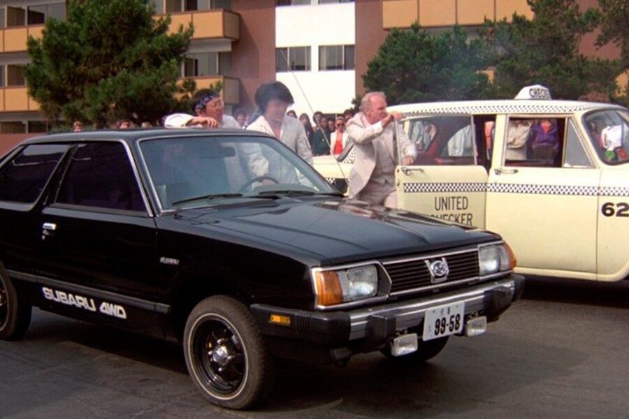 Subaru con Jackie Chan en Los Locos de Cannonball.