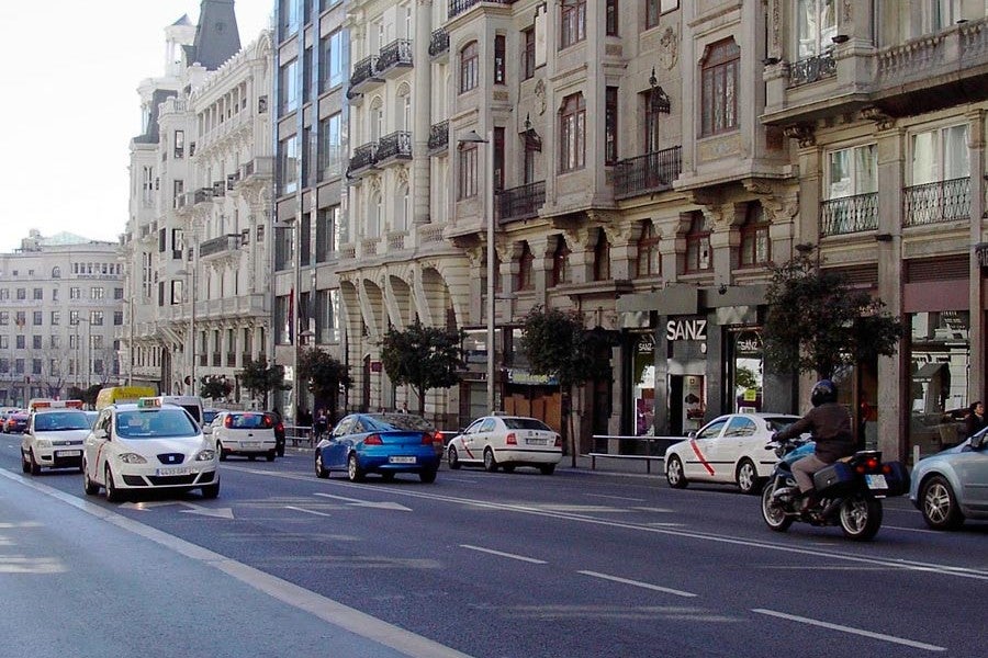 Según el tamaño de la acera, puede aparcar una moto. Ha de tener3 metros.