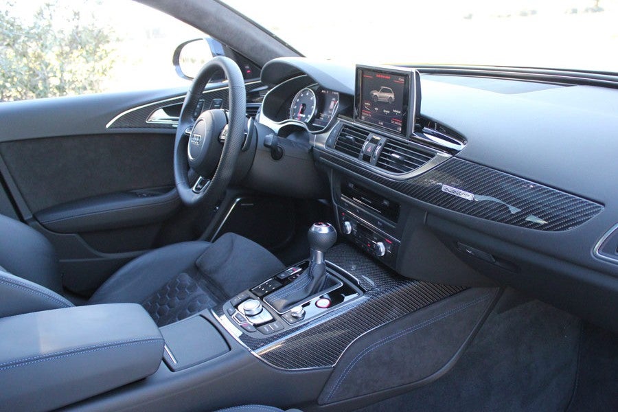 En el habitáculo del Audi RS6 está acabado con fibra de carbono en ciertas piezas.
