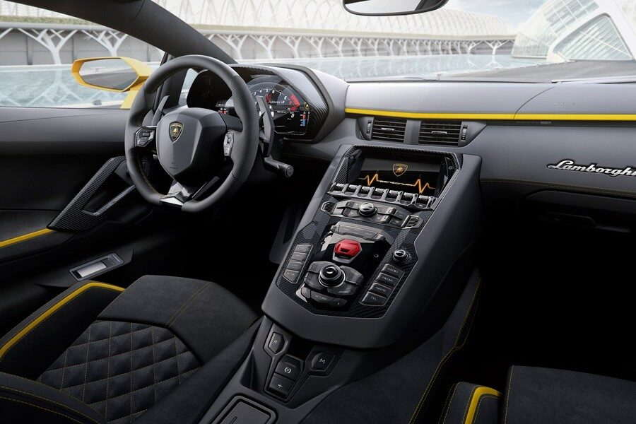 En el interior del nuevo Lamborghini Aventador S encontramos un nuevo cuadro de relojes digital.