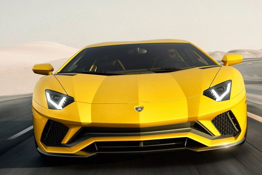 El nuevo Lamborghini Aventador S acelera de 0 a 100 km/h en 2,9 segundos y supera los 350 km/h.