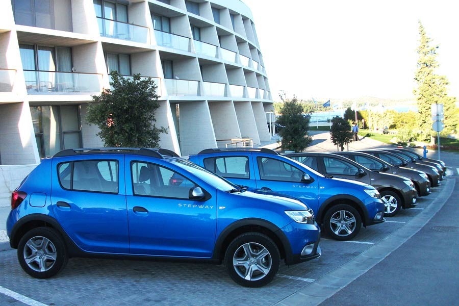 Dacia presenta su renovada gama de vehículos 2017
