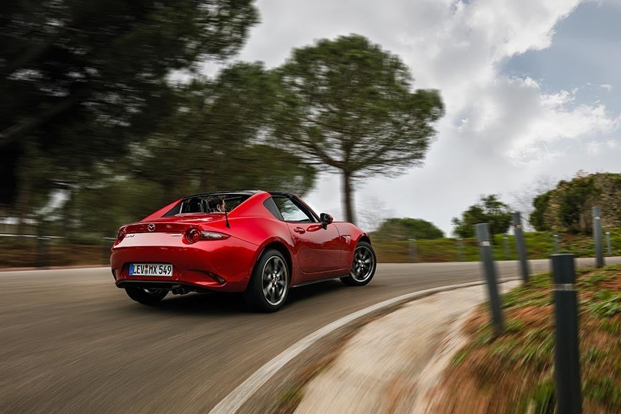 El MX-5 RF tiene dos motores ya conocidos de la versión normal: gasolina Skyactiv 2.0 y 1.5.