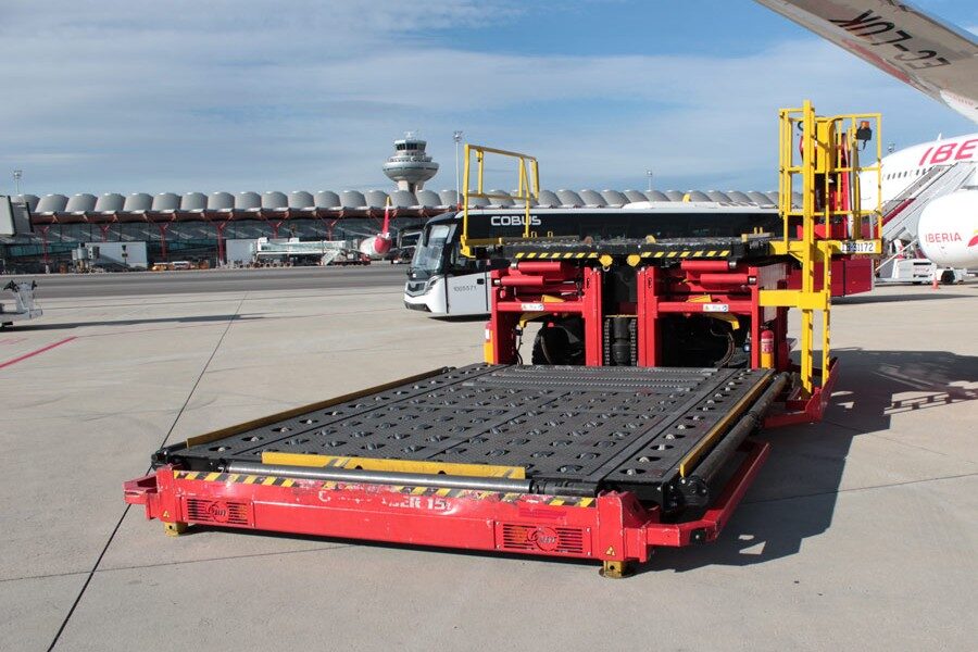 Esta báscula carga y descarga los aviones a los que llega el equipaje paletizado. Eleva hasta 4,5 metros y soporta 7.000 kilos de carga.