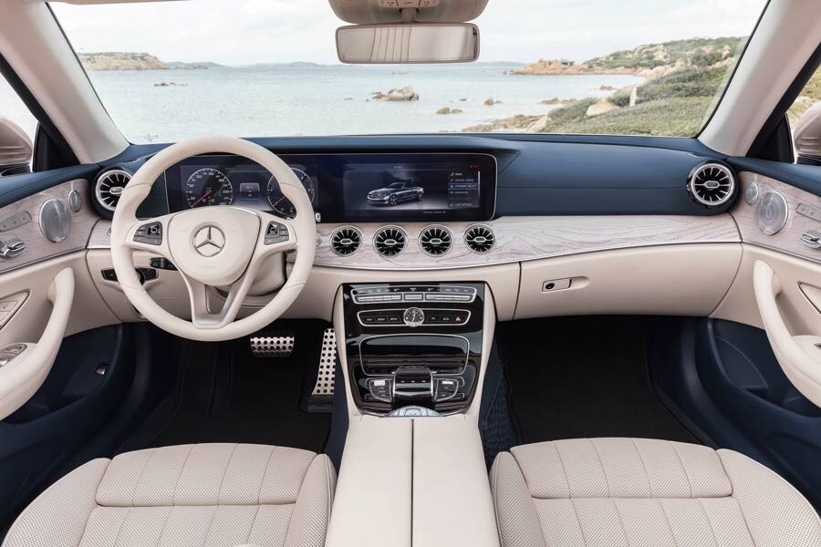 El interior del Mercedes Clase E Cabrio es casi idéntico al de la variante coupé.