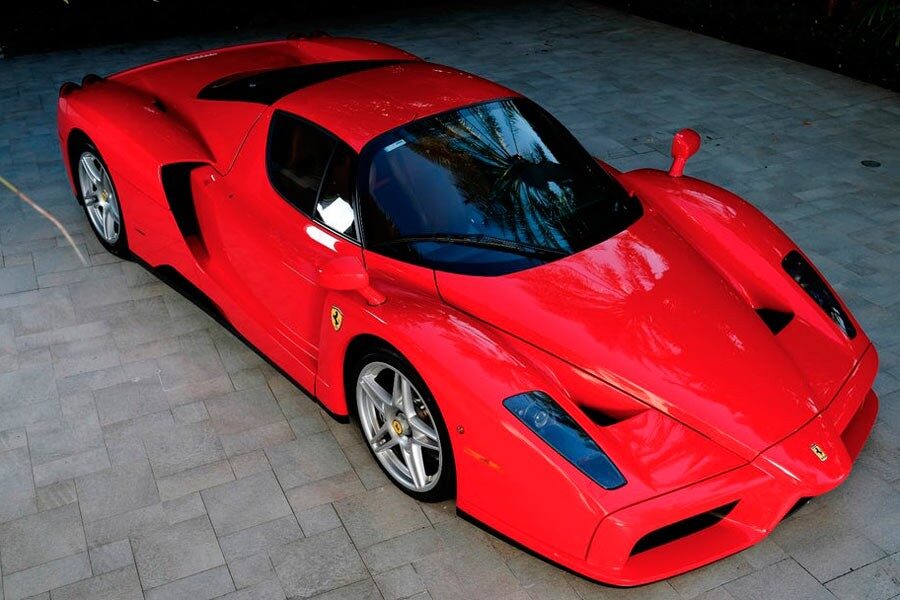 No es correcto afirmar que para comprar una serie especial de un modelo de Ferrari haya que tener otro previamente.