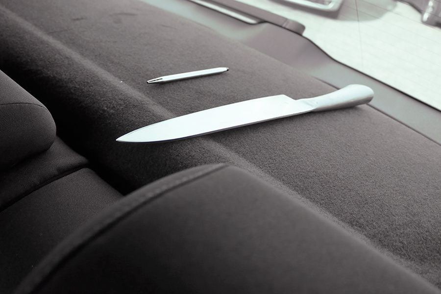 Si no se te ocurriría poner un cuchillo en la bandeja, tampoco dejes un bolígrafo.