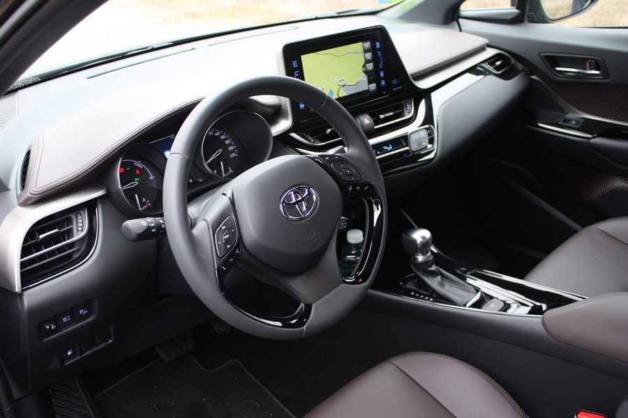 La calidad y los ajustes en el interior del Toyota C-HR son buenos.