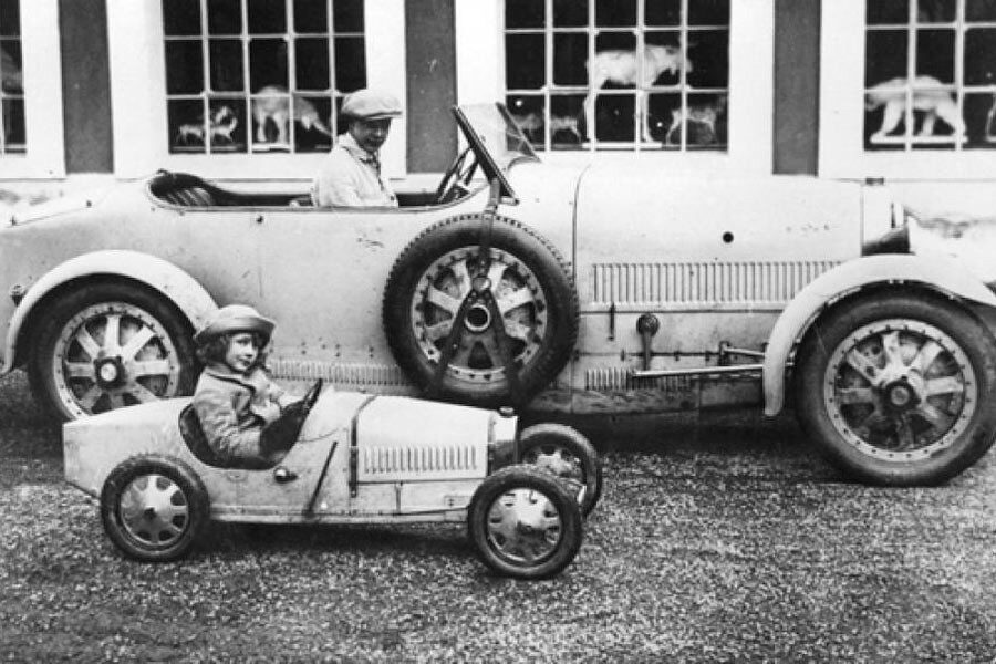Dos de los hijos de Ettore Bugatti: Roland, en el Type 52 Baby, y Jean, en el Type 35.