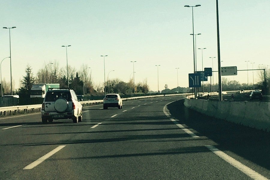 Además de demostrar un comportamiento cívico correcto, evitaremos multas si circulamos por el carril de la derecha.