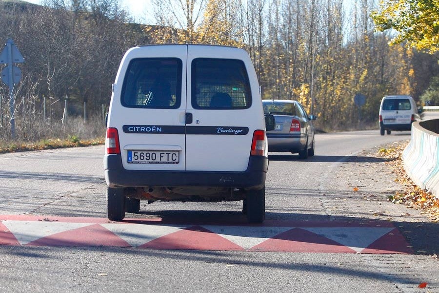 Anticiparnos comienza por mirar lejos. A la furgoneta ya «la vemos». Hemos de mirar al coche siguiente.