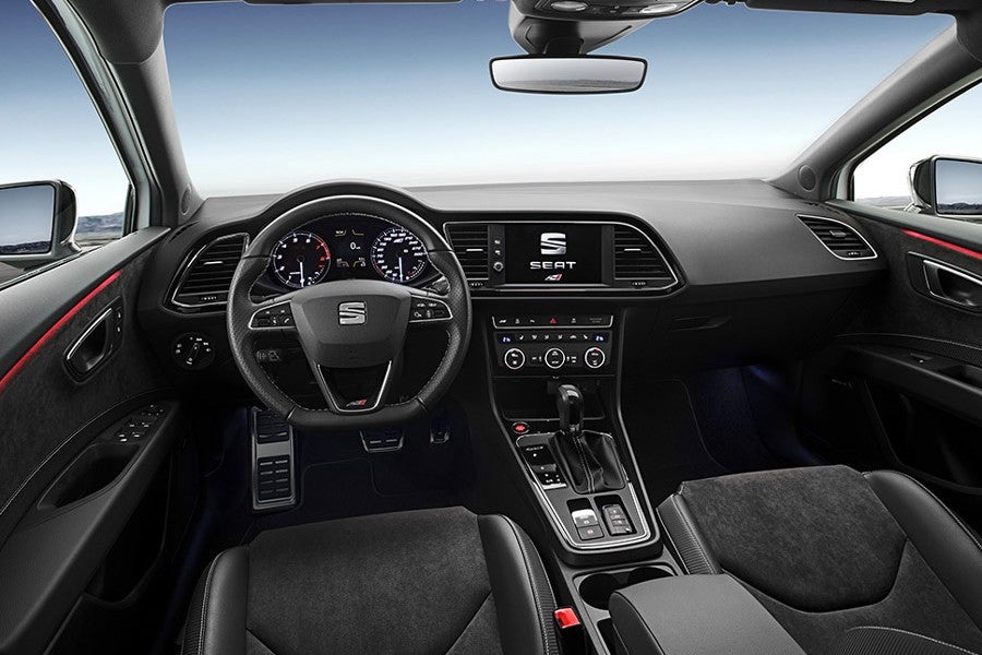 En el interior del Seat León Cupra 300 CV tenemos un discreto ambiente racing en el que la calidad es protagonista.