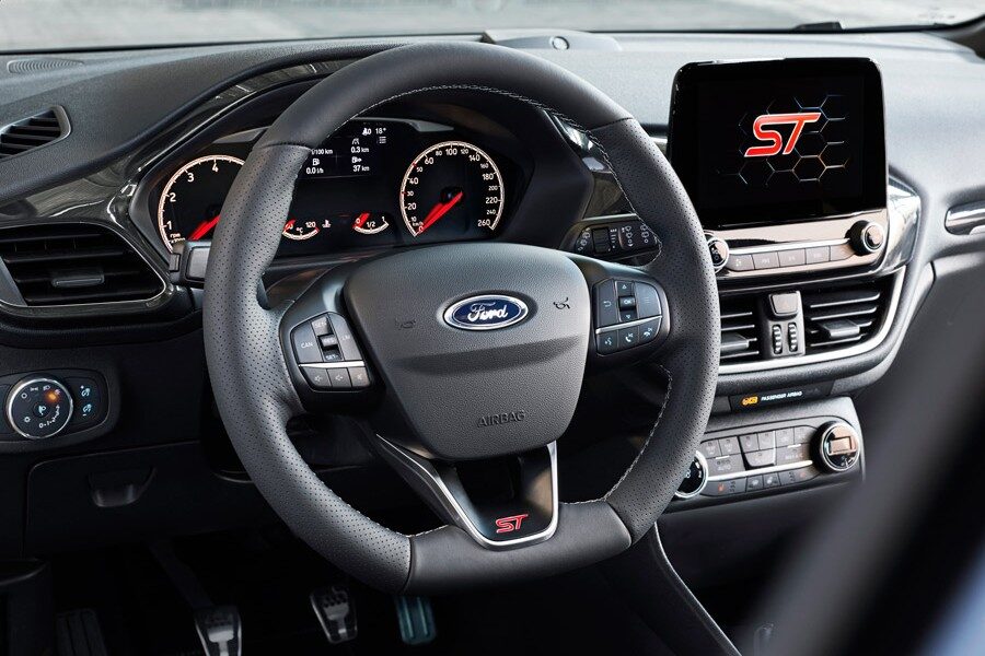 En el interior del nuevo Ford Fiesta ST encontramos volante deportivo y nueva pantalla en la consola central.