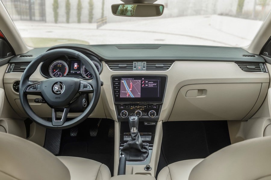 El cambio más importante del interior del Skoda Octavia 2017 es la posibilidad de montar una pantalla de grandes dimensiones en el salpicadero.