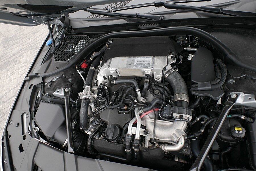 El motor de 3 litros y 4 turbos diésel es un verdadero prodigio mecánico.