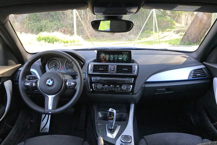 El interior cuenta con materiales de calidad pero mantiene el aspecto sobrio de BMW.