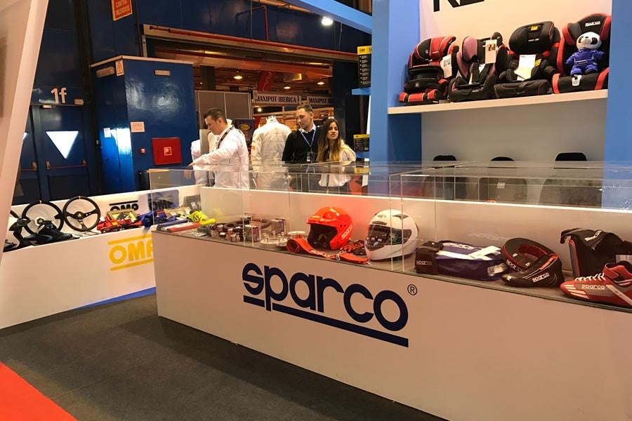 Además del mantenimiento del automóvil, en Motortec puedes encontrar accesorios para el conductor, en este caso ‘racing’.