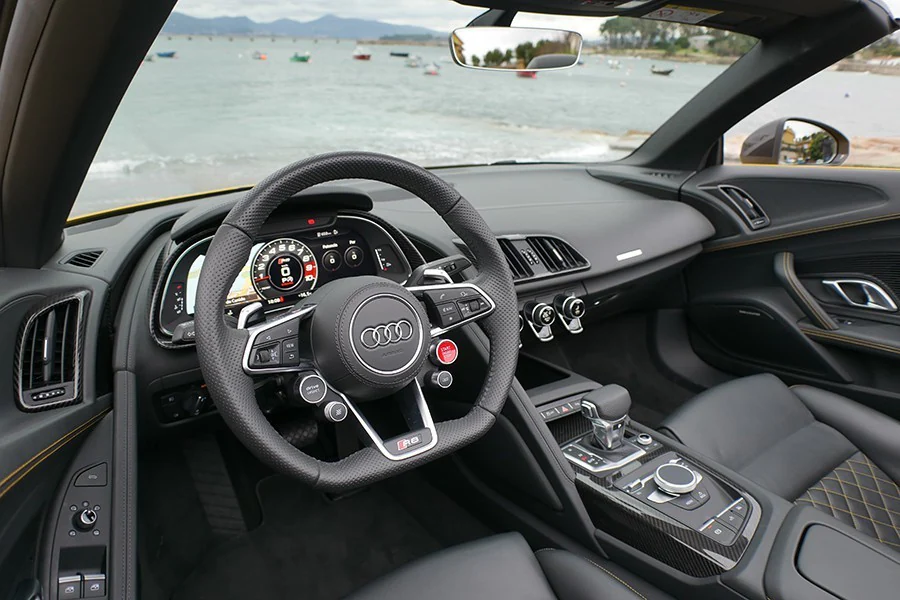 El interior del Audi R8 evita distracciones al conductor y resulta más confortable de lo que uno imagina.