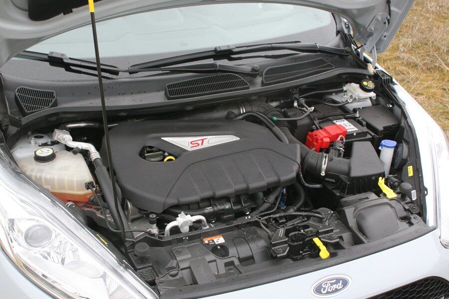 El motor de esta generación del Fiesta ST es de 4 cilindros, 1,6 litros, inyección directa y turbo.