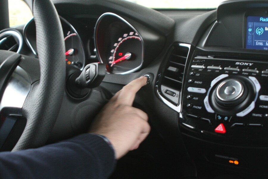 Junto al volante, tenemos el botón que da vida al Ford Fiesta ST200.