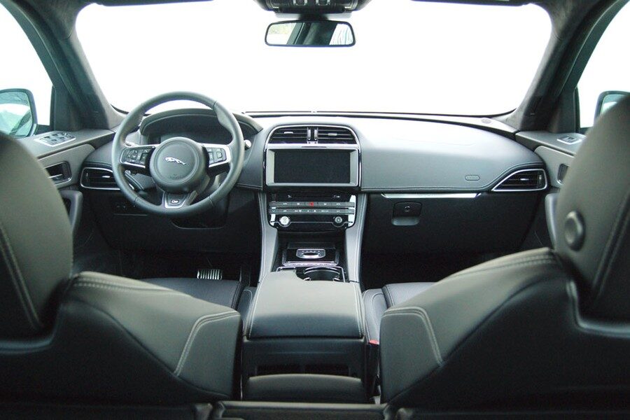 El interior del Jaguar tiene toques minimalistas y de calidad