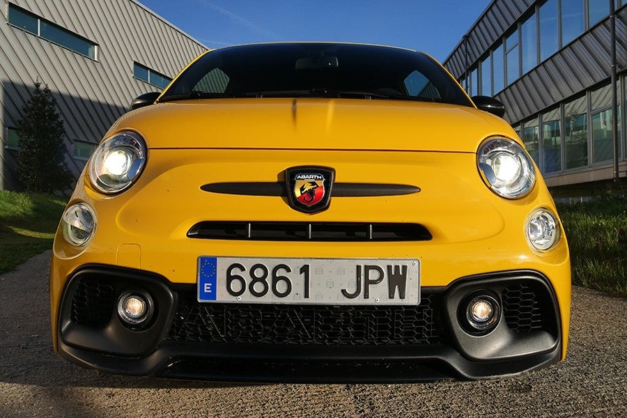 El escorpión sobre fondo rojo y amarillo preside todos los frontales de Abarth.