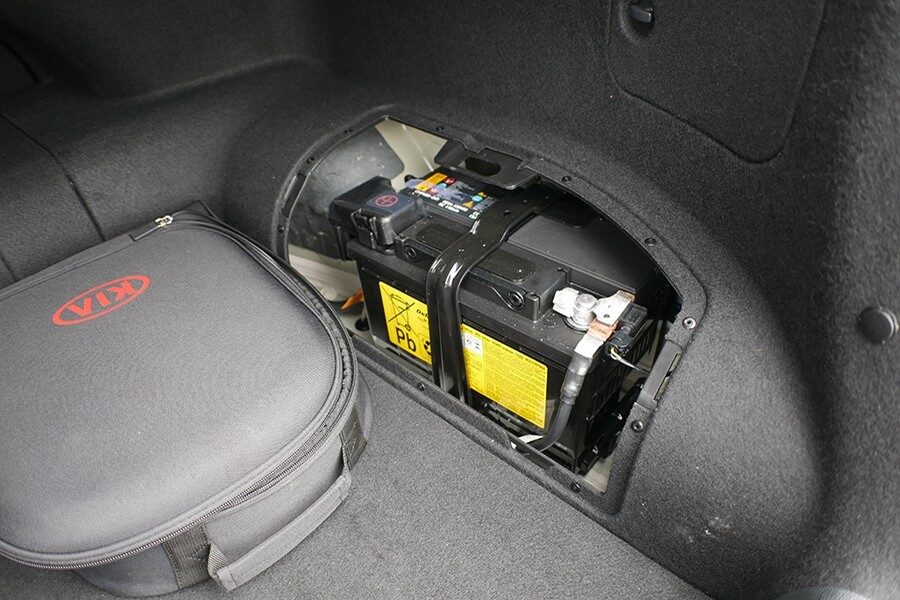 La batería de 12 voltios también está en el maletero.