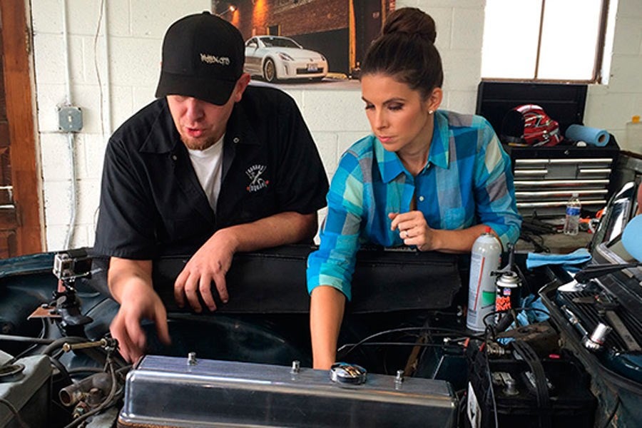 Lauren Bohlander, esposa del piloto de carreras Tony Kanaan, en una aparición en el programa Garage Squad.