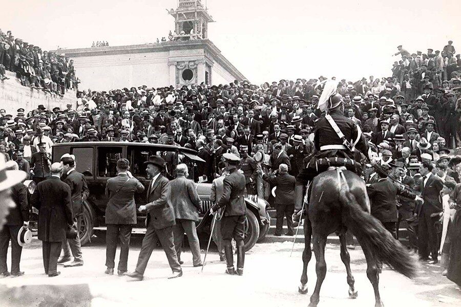 Así de concurrida fue la inauguración del Salón de Barcelona de 1922.