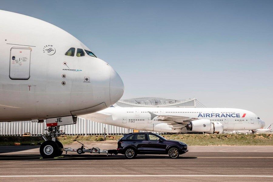 Porsche Cayenne S diésel arrastra al Airbus A380 de Air France.