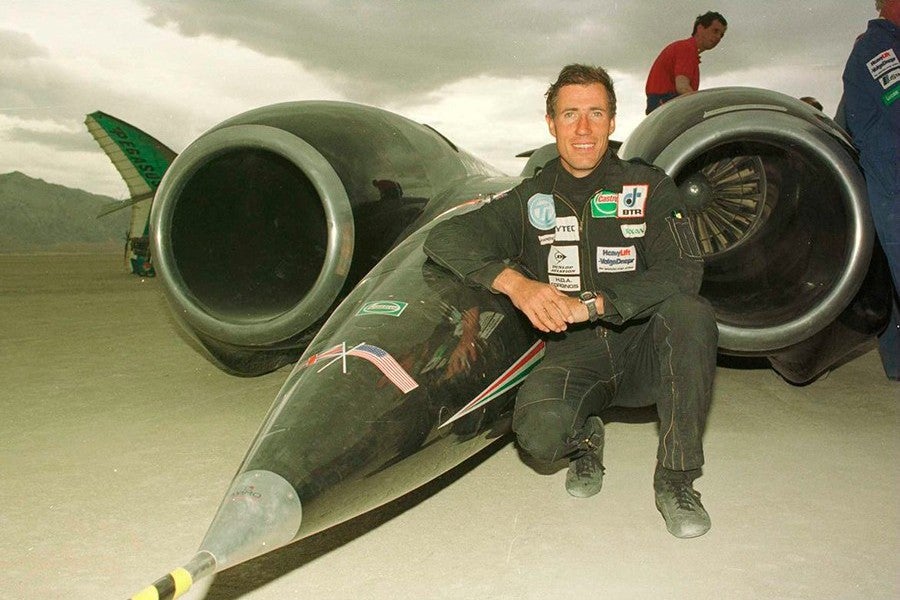 Este hombre ha ido más rápido que el sonido sobre la tierra.
