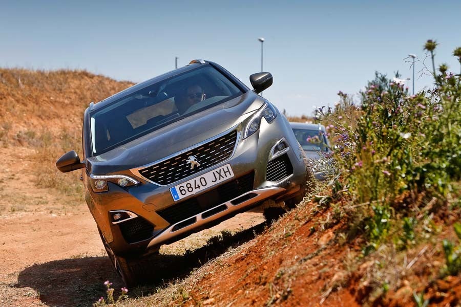 Pese a no tener tracción total, el Peugeot 5008 se comporta muy bien en terrenos -no demasiado quebrados- fuera del asfalto.