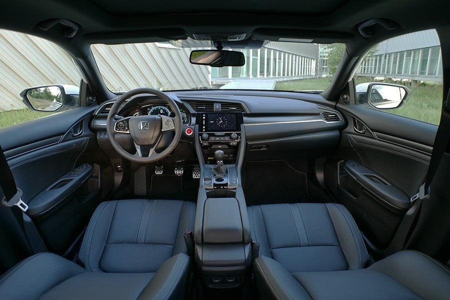 El interior es más convencional y da un paso atrás en ergonomía.