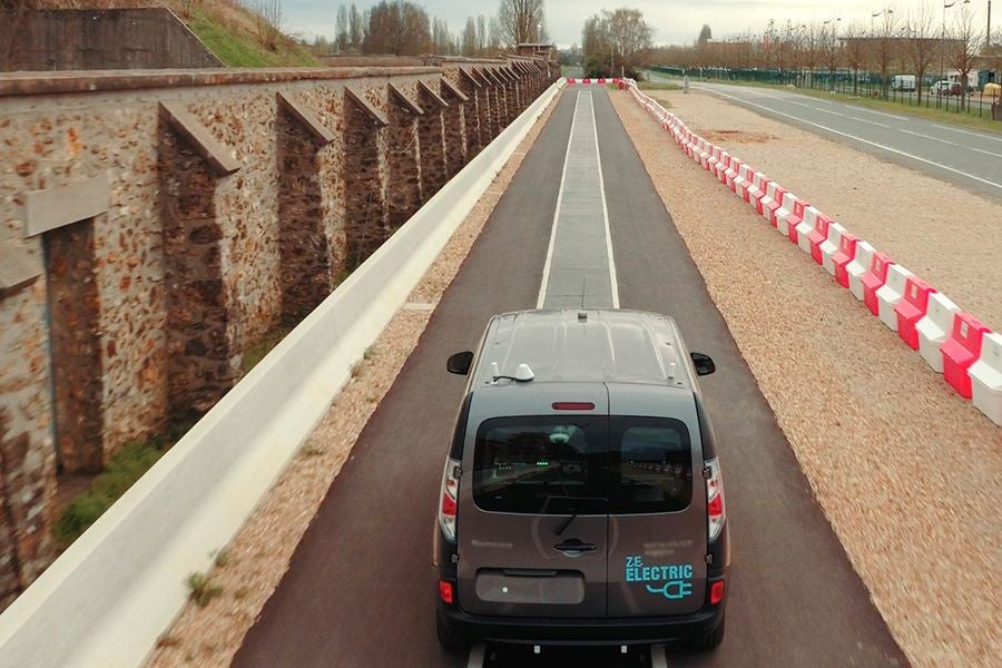 Qualcomm Technologies y Vedecom han instalado la primera parte del sistema de carga dinámica de los vehículos eléctricos en la pista de pruebas