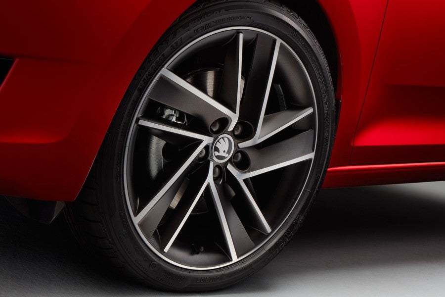 Los nuevos Skoda Spaceback y Rapid cuentan con 5 nuevos modelos de llantas de aleación.