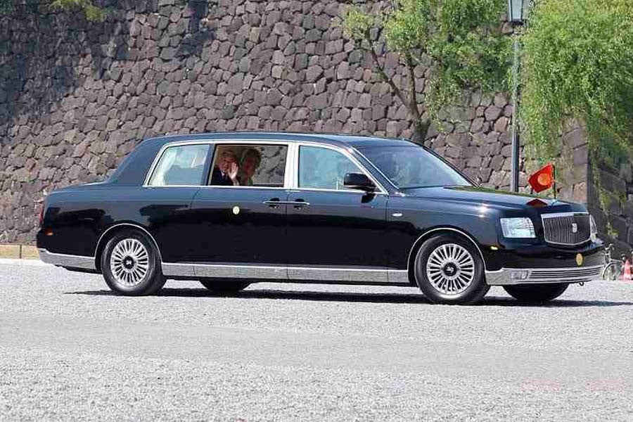 El emperador Akihito, en un Toyota Century Royal.