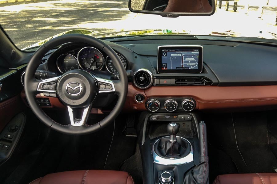 El interior del Mazda MX-5 RF no presenta apenas cambios respecto a la variante de techo de lona.