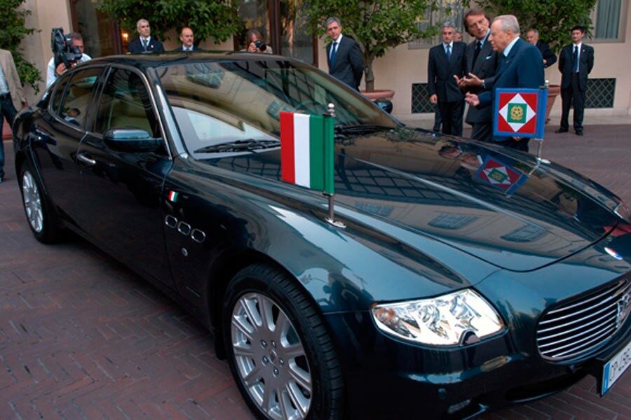 Carlo Azeglio Ciampi, en su época de presidente de Italia, con un Maserati.