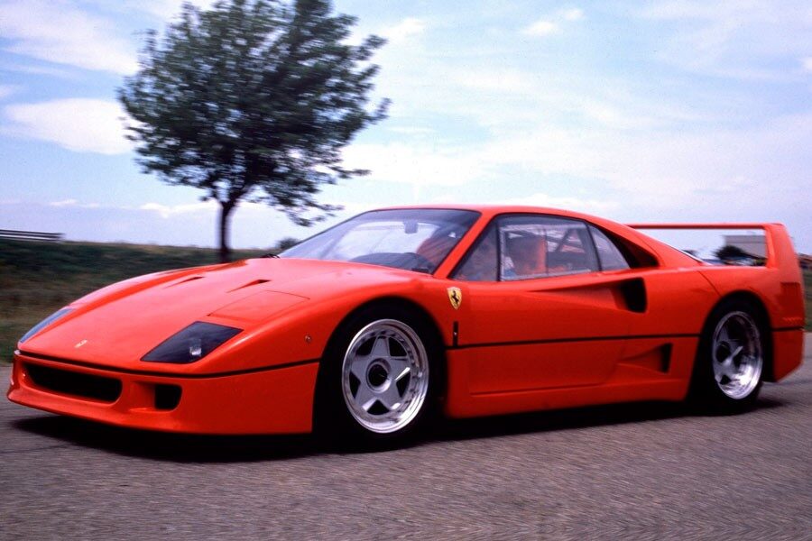 El Ferrari F40 fue el primer coche de calle que montó unos Pirelli P Zero.
