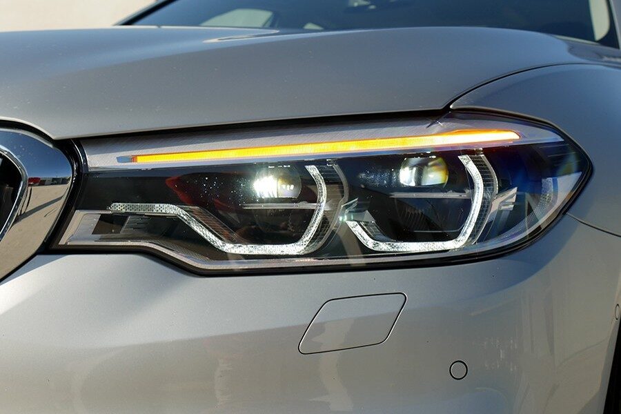 Los faros LED inteligentes proporcionan una luz excepcional en este BMW.