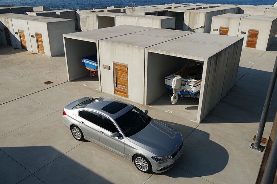 El nuevo BMW Serie 5 es casi como un Serie 7, tanto por tamaño y diseño como por equipamiento tecnológico.