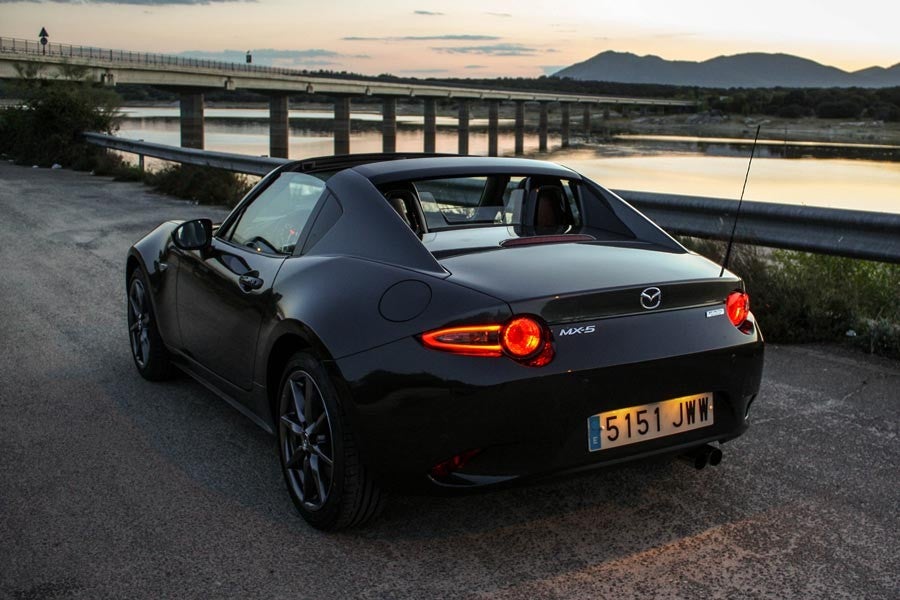 La silueta de tipo Targa le da al Mazda MX-5 RF un aspecto más sofisticado.