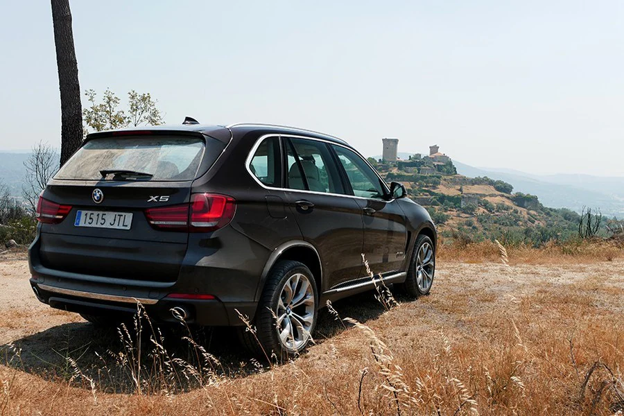El BMW X5 tiene un diseño algo desfasado en la actualidad, pero sigue gustando.