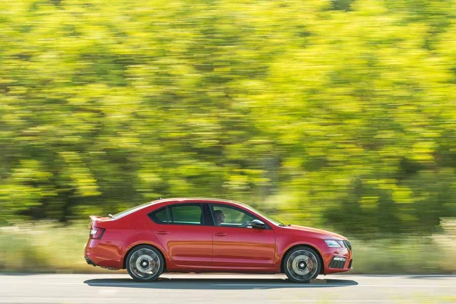 Imagen dinámica y agresiva para el Skoda Octavia RS 245.