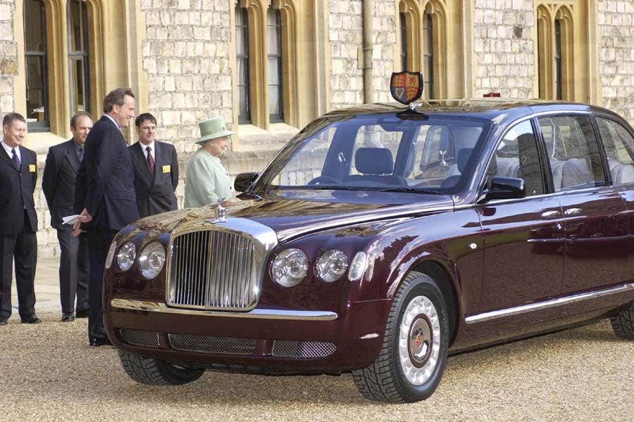 La reina Isabel II de Inglaterra viaja en un Bentley State Limousine.