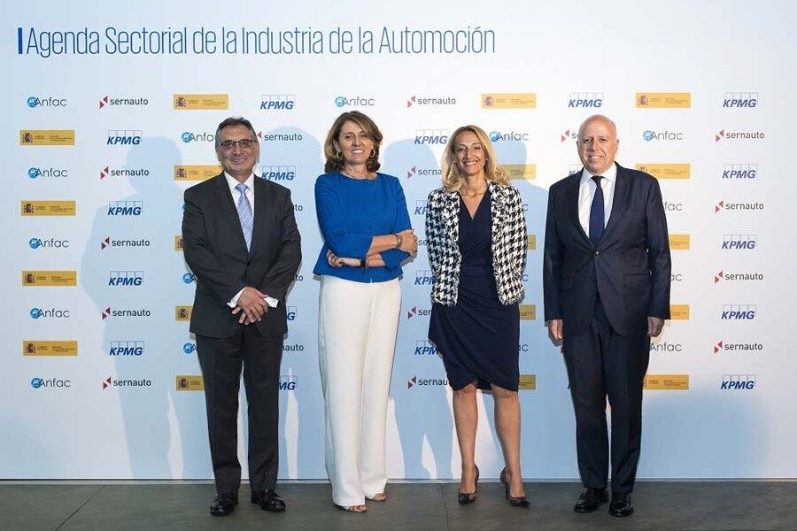 Antonio Cobo (ANFAC), Begoña Cristeto (Ministerio de Industria), Mª Elena Antolín (SERNAUTO) e Hilario Albarracín (KPMG)