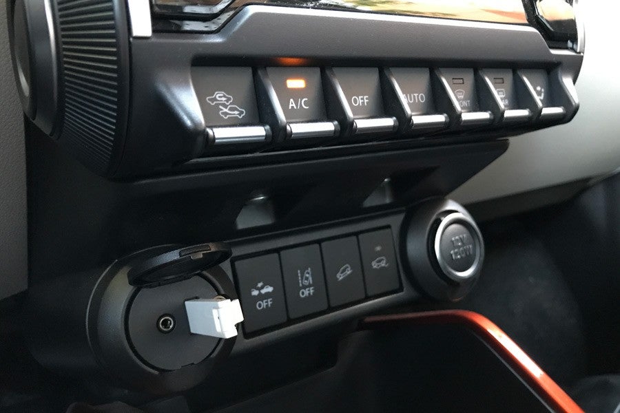 El acabado GLX incluye un climatizador automático. Además, la variante 4×4 trae consigo un control de descenso en pendientes.
