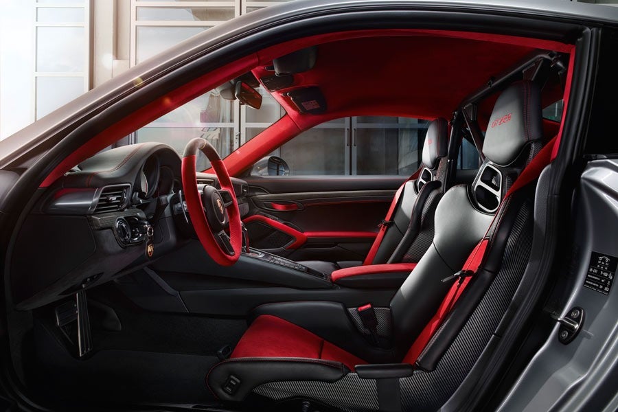 El interior del Porsche 911 GT2 RS es igual de radical y deportivo que su exterior.