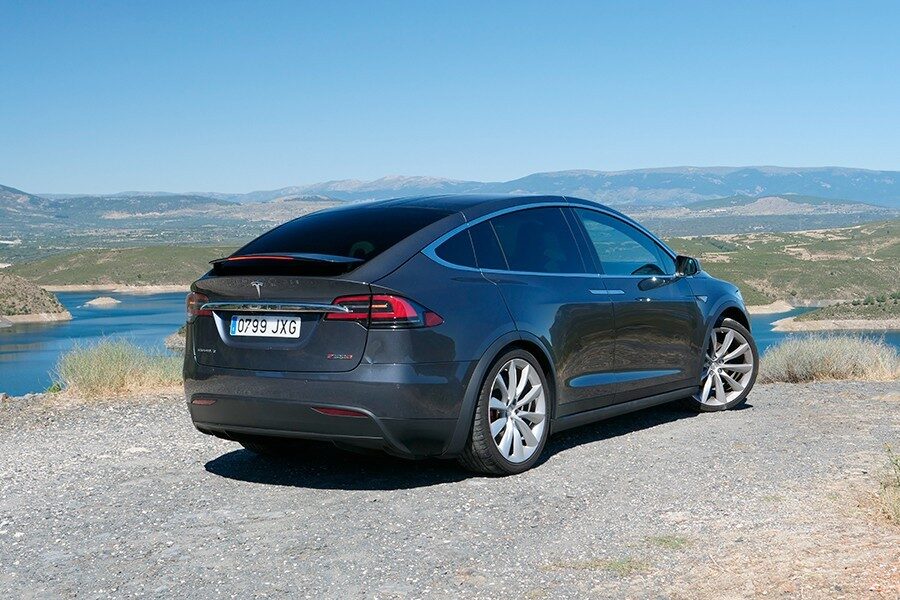 El Model X carece del estilo proporcionado y elegante del Model S.